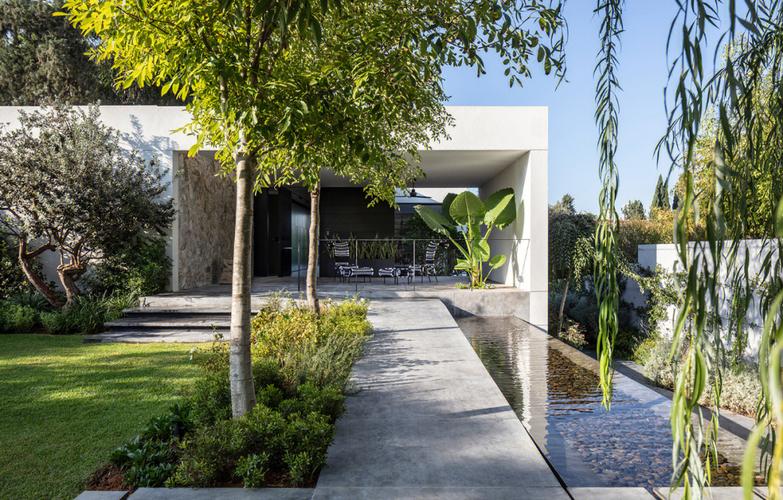 宽敞庭院与泳池的二层大宅设计