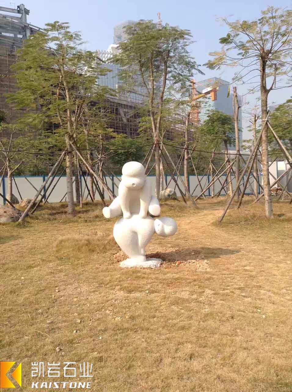 萌态可掬的小沙弥石雕 庭院设计中的禅意点缀